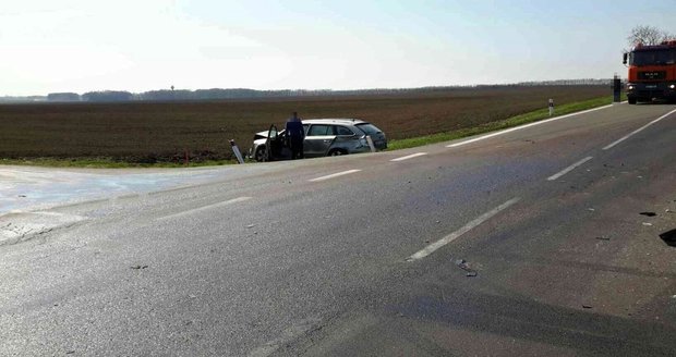 Viník (26) nehody v superbu skončil na kraji silnice