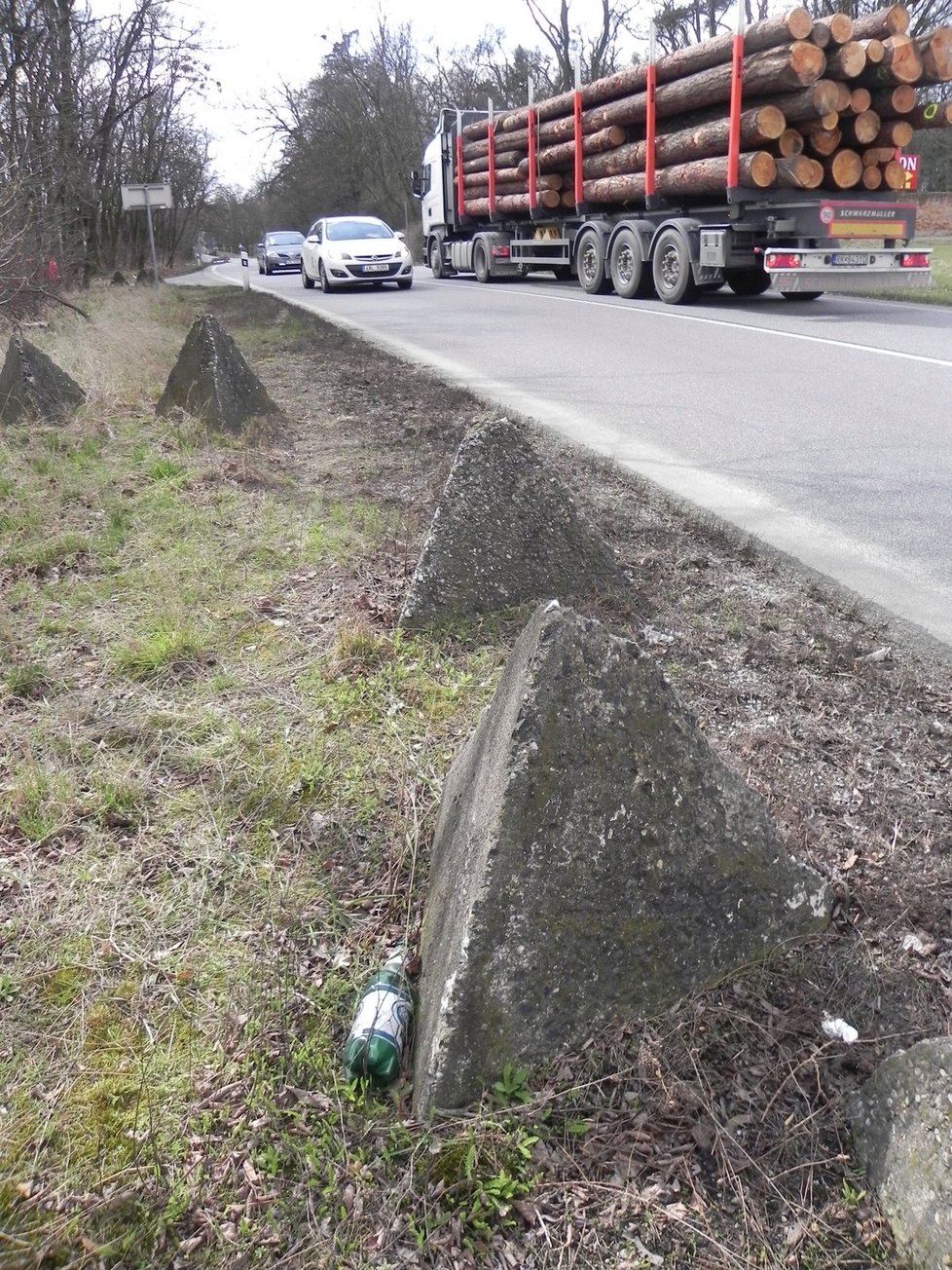 Silnice I/53 mezi Znojmem a Pohořelicemi patří k nejnebezpečnějším na jižní Moravě. Při dnešní hromadné srážce u Mackovic zemřel jeden člověk a pět lidí se zranilo.