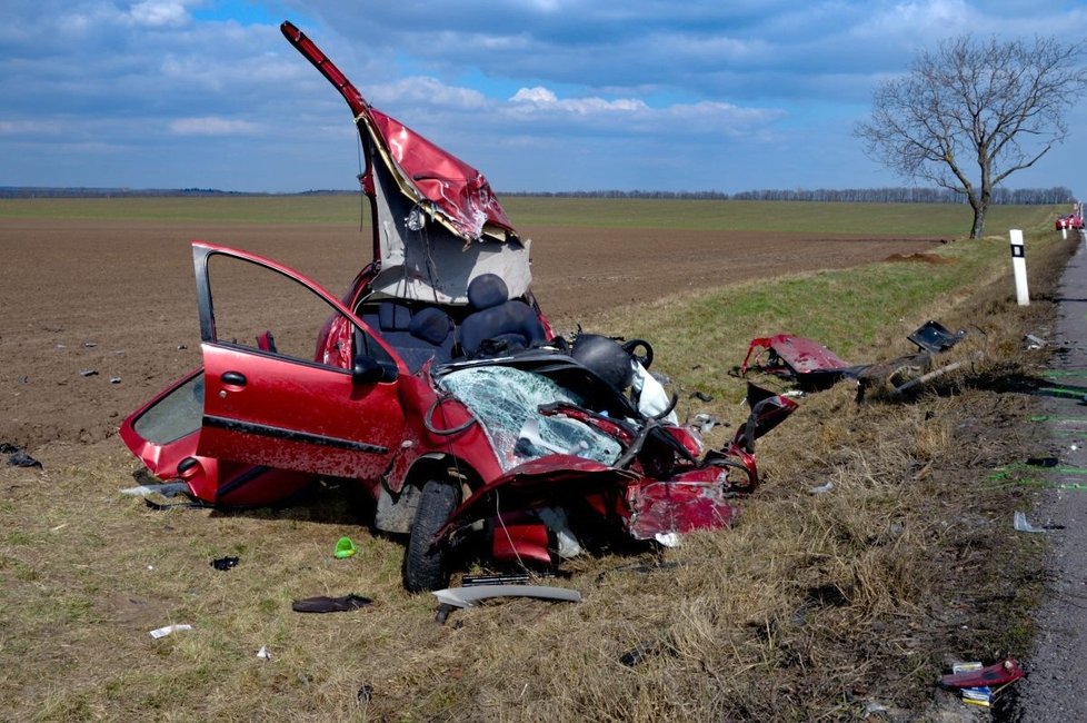 Před 14 dny nedaleko od místa dnešní nehody zahynuli po srážce s náklaďákem dva lidé.