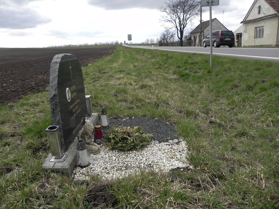 Silnici I/53 mezi Pohořelicemi a Znojmem lemují desítky pomníčků připomínajících oběti dopravních nehod.