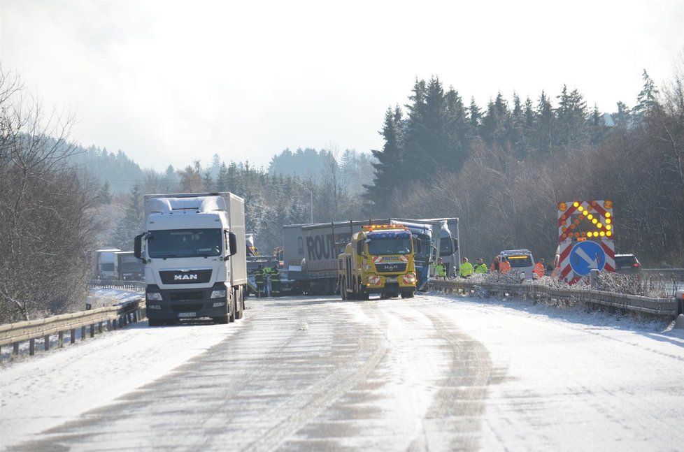 Sněžení a letní pneumatiky byly podle policistů hlavní příčinou několika nehod, které uzavřely dálnici D1 na Vysočině směrem na Prahu.