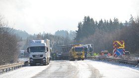 Některé silnice byly v úterý ráno uzavřené kvůli hustému sněžení a dopravním nehodám.