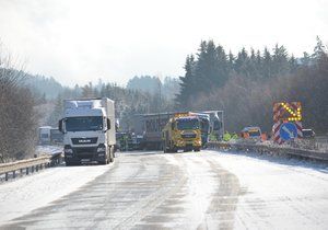 Některé silnice byly v úterý ráno uzavřené kvůli hustému sněžení a dopravním nehodám.