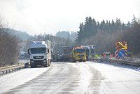 Česko zasypal sníh: Desítky nehod, uzavřené silnice a cestáři v pohotovosti