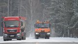 Skluzavka místo silnic: České řidiče trápí ledovka a rozbředlý sníh