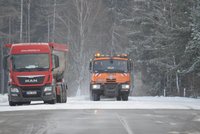 Skluzavka místo silnic: České řidiče trápí ledovka a rozbředlý sníh