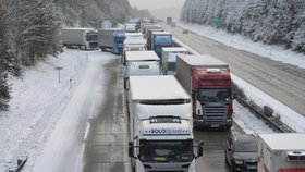 Sněžení a letní pneumatiky byly podle policistů hlavní příčinou několika nehod, které uzavřely dálnici D1 na Vysočině směrem na Prahu.