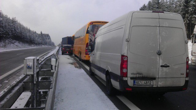 Několik nehod zablokovalo v pondělí dálnici na Vysočině směrem na Prahu.