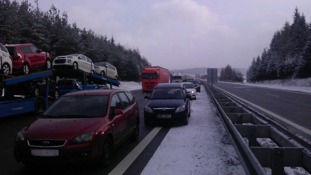 Několik nehod zablokovalo v pondělí dálnici na Vysočině směrem na Prahu.