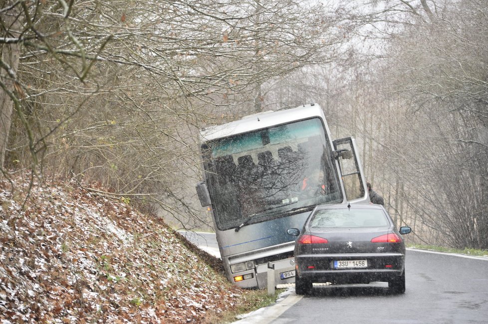 Sněžení a letní pneumatiky byly podle policistů hlavní příčinou několika nehod, které uzavřely dálnici D1 na Vysočině směrem na Prahu.