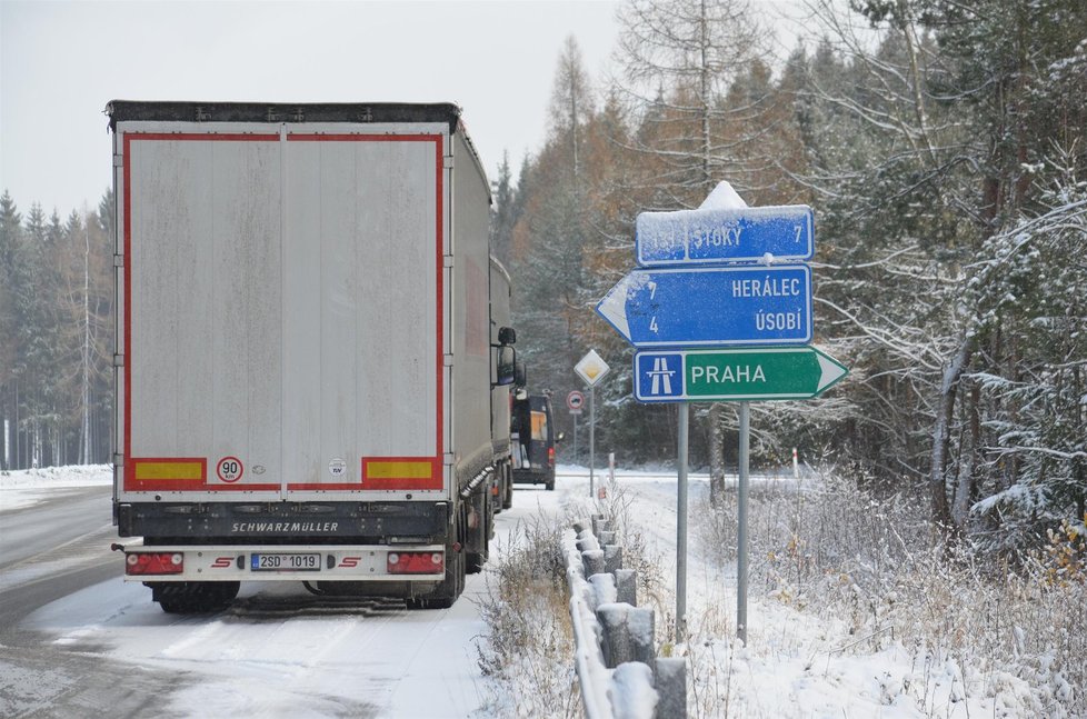 Sněžení a letní pneumatiky byly podle policistů hlavní příčinou několika nehod, které uzavřely dálnici D1 na Vysočině směrem na Prahu.