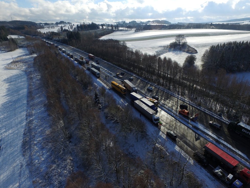 Sněžení a letní pneumatiky byly podle policistů hlavní příčinou několika nehod, které uzavřely dálnici D1 na Vysočině směrem na Prahu.