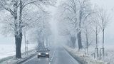 Mrznoucí mlhy, mrholení a ledovka: Počasí komplikuje dopravu v celé zemi