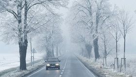 Silničáři varují před mrznoucím mrholením a mlhami v Česku.