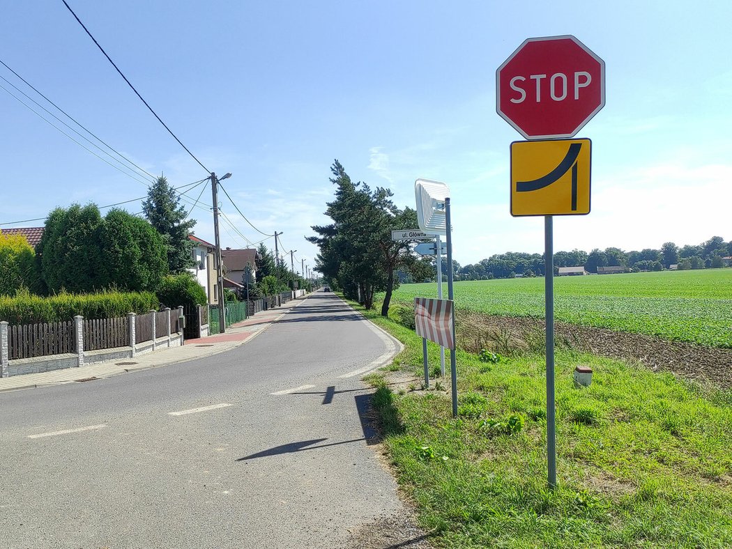 Žlutá dodatková tabulka je sice polská, ale na této straně silnice je vlastně na návštěvě. Vpravo je Česko.