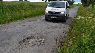 Sněmovna chce přidat obcím peníze na opravy místních komunikací