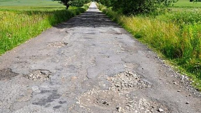 Silnice u Okřešic na Třebíčsku