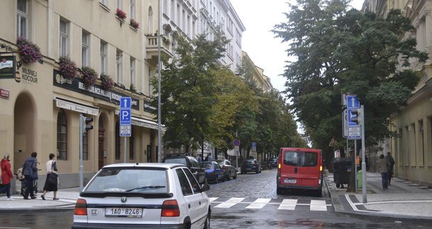 Do Belgické ulice v Praze 2 už smějí jezdit auta, zatím jen na zkoušku.