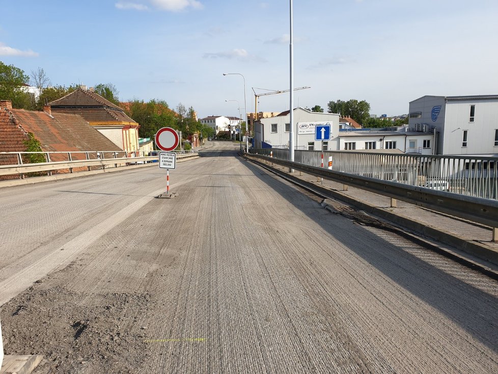 Dělníci, kteří v květnu celou Křižíkovu ulici kompletně opravovali, nechali díru na svém místě.