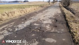 Nejhorší výmoly v ČR pro rok 2015 podle ankety samotných motoristů. Silnice mezi obcemi Okřešice a Čechtín, druhé nejhorší výmoly v republice.