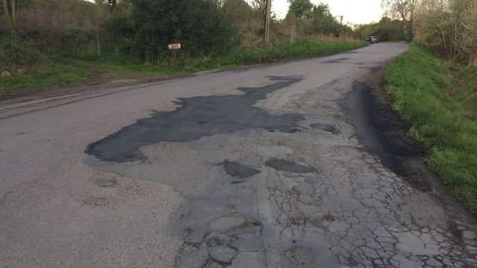 Stát české silnice staví pomalu a pozdě je opravuje