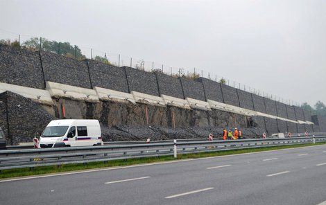 Padesát metrů zdi z gabionu se zhroutilo u nové čtyřproudovky spojující Ostravu s Opavou.