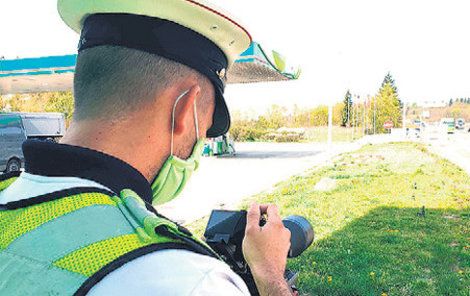 Policisté na D1 začínají používat při kontrolách i mobilní radary.