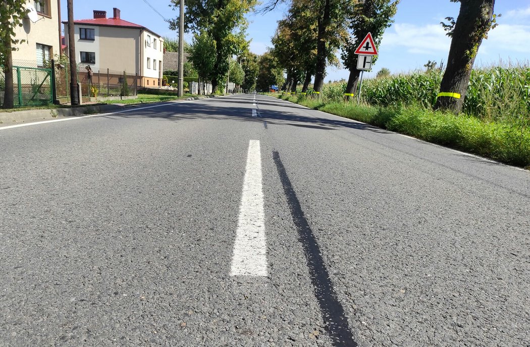 Tato čára na silnici neoznačuje jen půlku silnice a jízdní pruhy. Je to shodou náhod taky čára hraniční. Vpravo je Česká republika, vlevo Polsko.