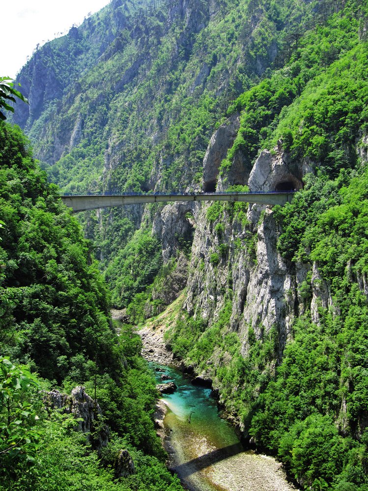 Most přes kaňon řeky Pivy