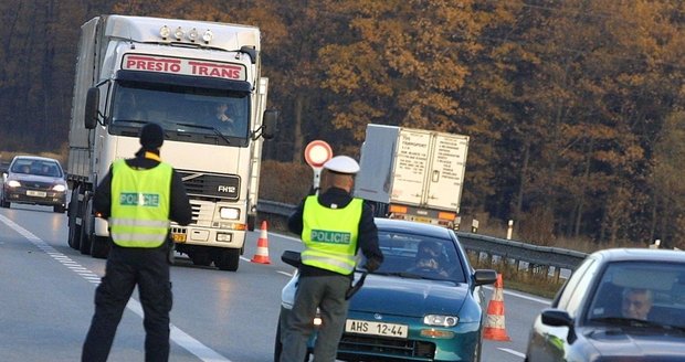 Při silniční kontrole bodl muž (31) policistu injekční jehlou