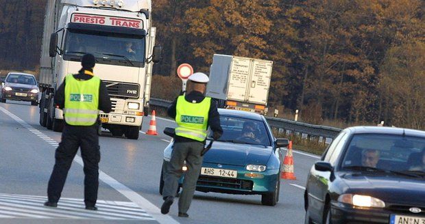 Muž v Mostu nedbal příkazu policie a začal ujíždět (ilustrační foto)