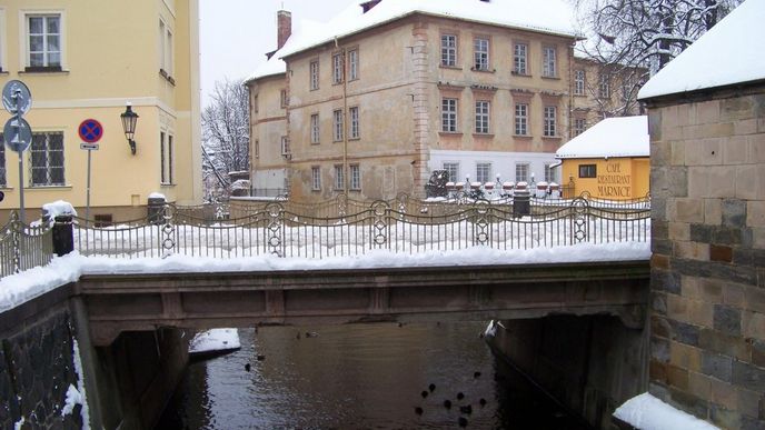 Silniční most mezi ulicemi U Lužického semináře a Na kampě