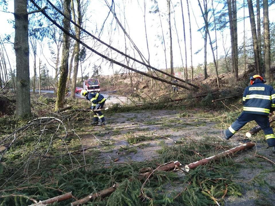 Plné ruce práce měli s odklízením popadaných stromů na silnici také dobrovolní hasiči z Kuniček na Blanensku.