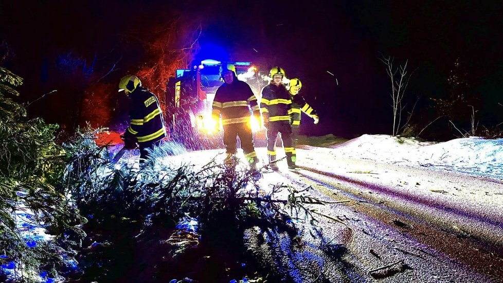 Přes 100 výjezdů napočítali do sobotního rána kvůli silnému větru jihomoravští hasiči. Strom ze silnice odstraňovali v noci i dobrovolní hasiči z Kuniček.