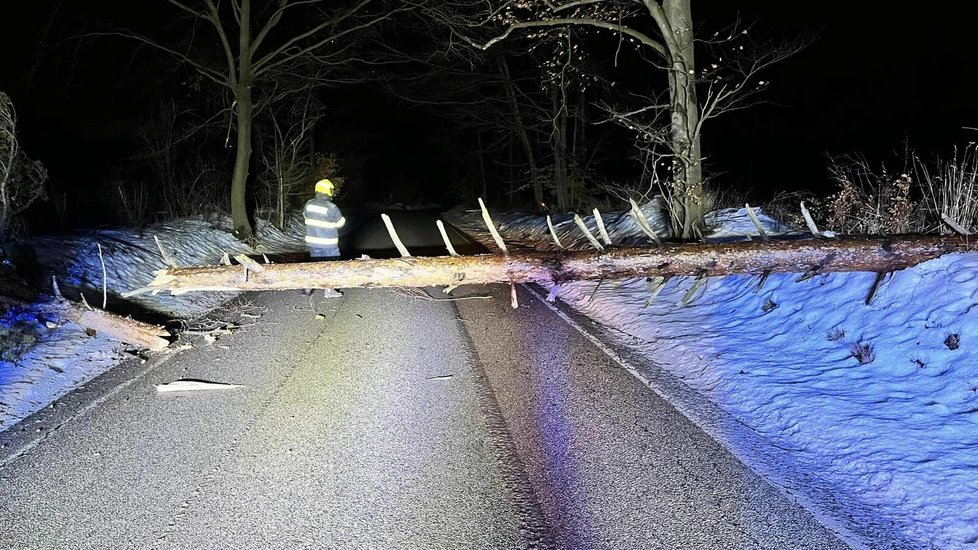 Přes 100 výjezdů napočítali do sobotního rána kvůli silnému větru jihomoravští hasiči. Strom ze silnice odstraňovali v noci i dobrovolní hasiči z Kuniček.