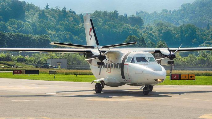 L-410 aerolinek Silver Air na letišti na ostrově Lošinj