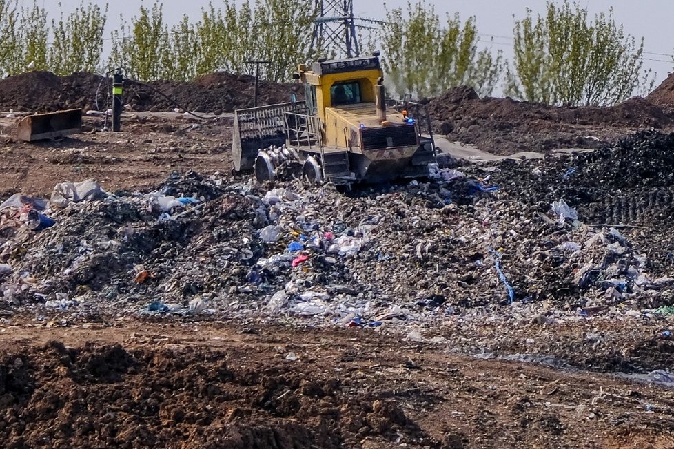 Obyvatelé nejsmradlavějšího městečka nemohou vycházet ani ven: Ze skládky vychází smrad hnijícího masa!