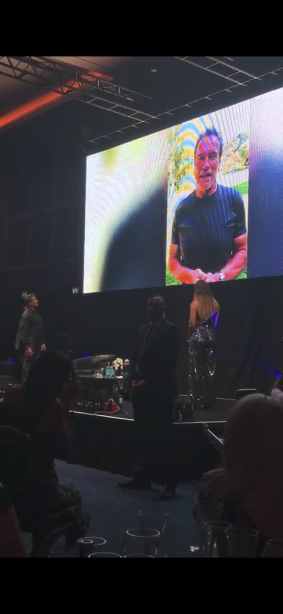 Z obrazovky gratulovali Stalloneovi jeho kamarádi Jean-Claude Van Damme a také Arnold Schwarzenegger.