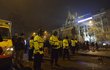 Rozvášněný dav posilněný alkoholem museli v Praze hlídat policisté.