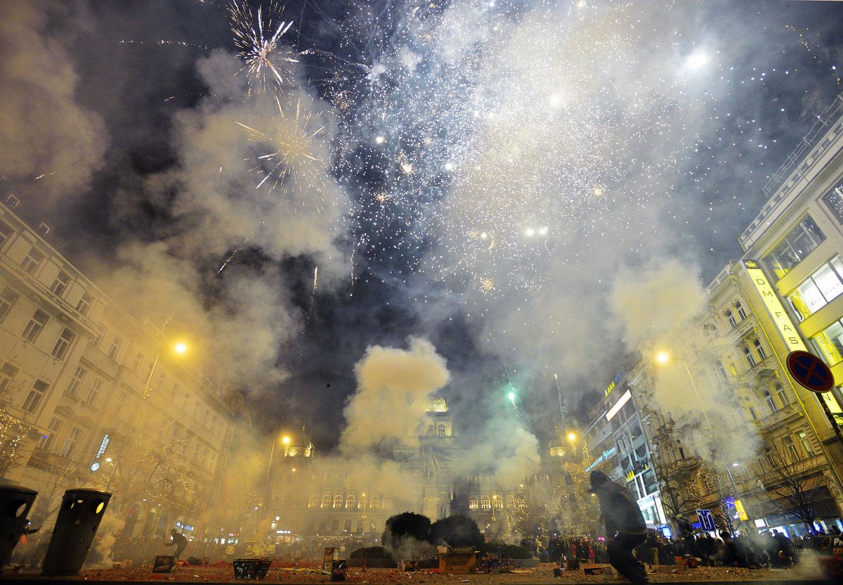 Na pražském Václaváku přivítali lidé rok 2014 ohňostrojem