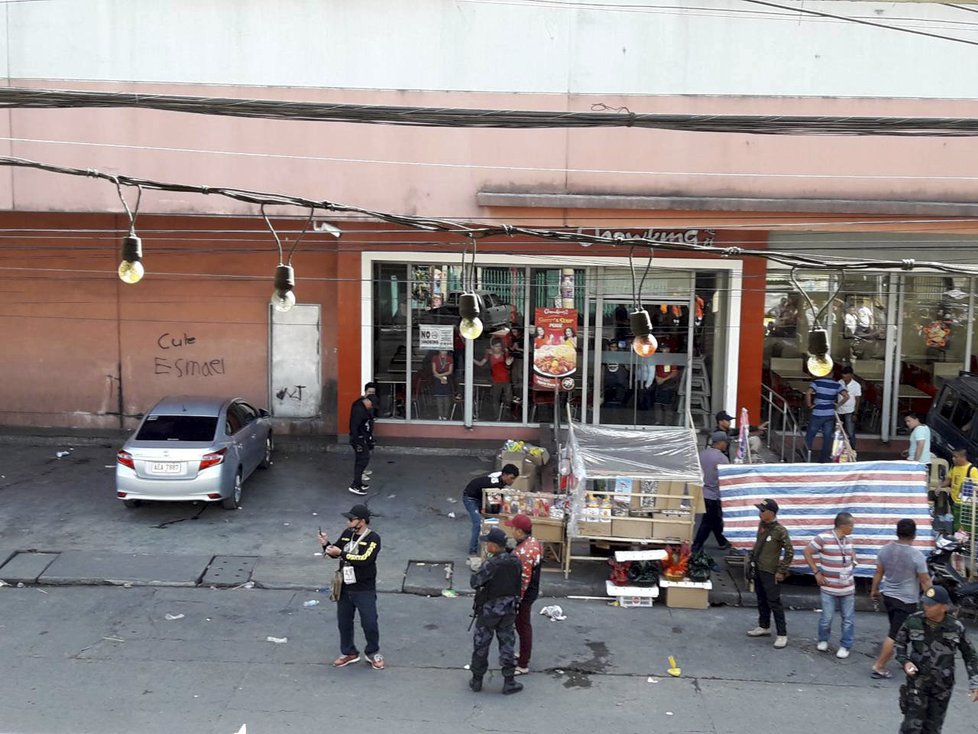 Několik mrtvých si vyžádal výbuch na dálku odpálené nálože u vchodu do nákupního střediska ve městě Cotabato na jihu Filipín. Bomba vybuchla v době, kdy do nákupního střediska proudili lidé v rámci posledních příprav na oslavy příchodu Nového roku.