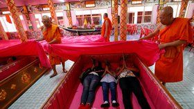 V Thajsku si modlící se lidé lehají do rakví. Věří, že se během ceremoniálu očistí od smůly a začnou v Novém roce s čistým štítem. Po masakru na novoročním večírku ale sedm lidí skončí v rakvích doopravdy