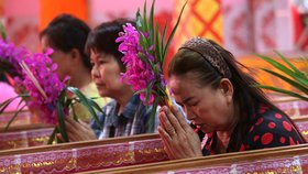 V Thajsku si modlící se lidé lehají do rakví. Věří, že se během ceremoniálu očistí od smůly a začnou v Novém roce s čistým štítem.