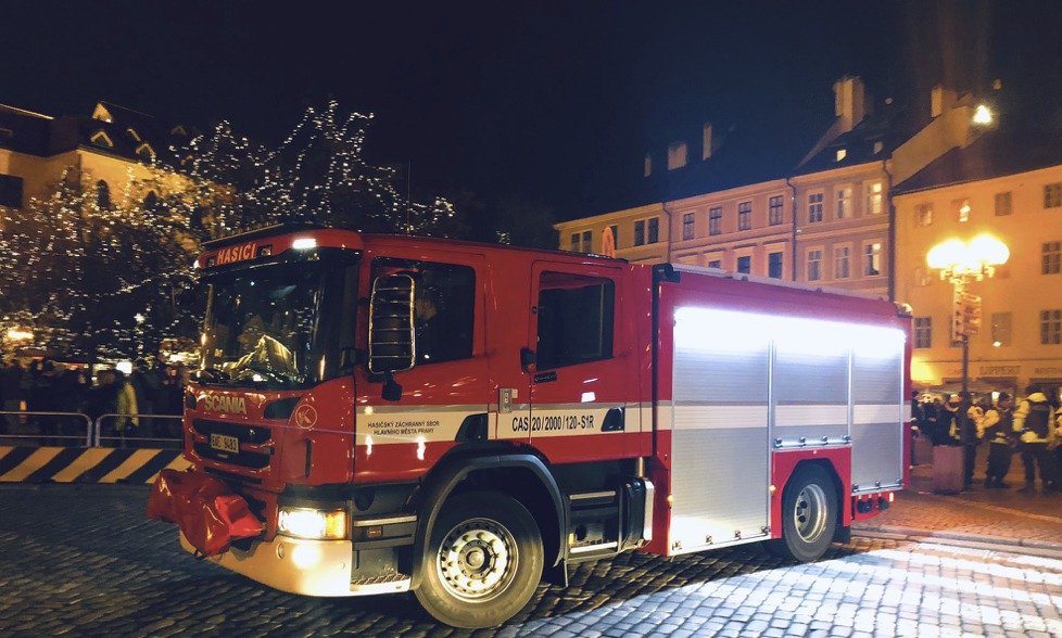 Na Václavském a Staroměstském náměstí je 25 hasičů a 4 cisterny.