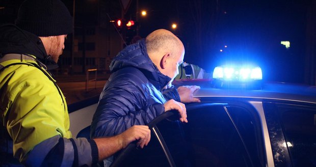 Namol opilého taxikáře chytla policie: Rovnou ho zadrželi