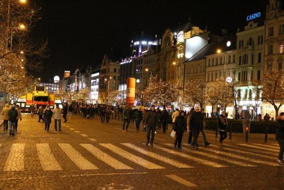 Silvestr 2019: Na Václavském náměstí se už začínají scházet lidé, aby oslavili konec roku.