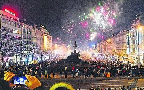 Vítání nového roku na Václavském náměstí.