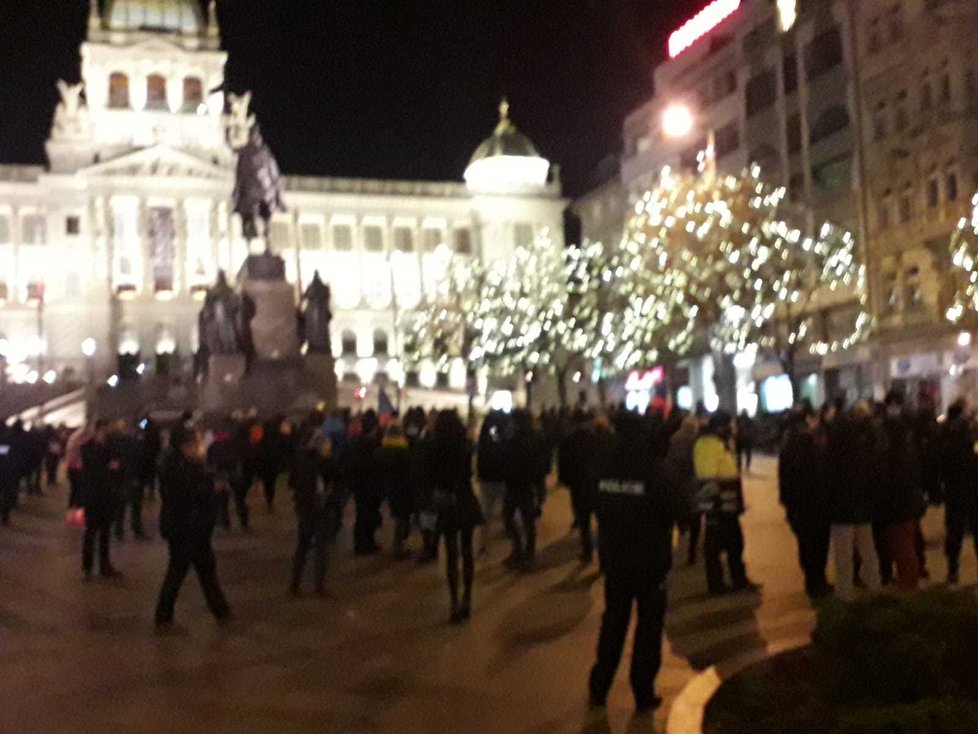 Oslavy v centru Prahy jsou zatím poklidné