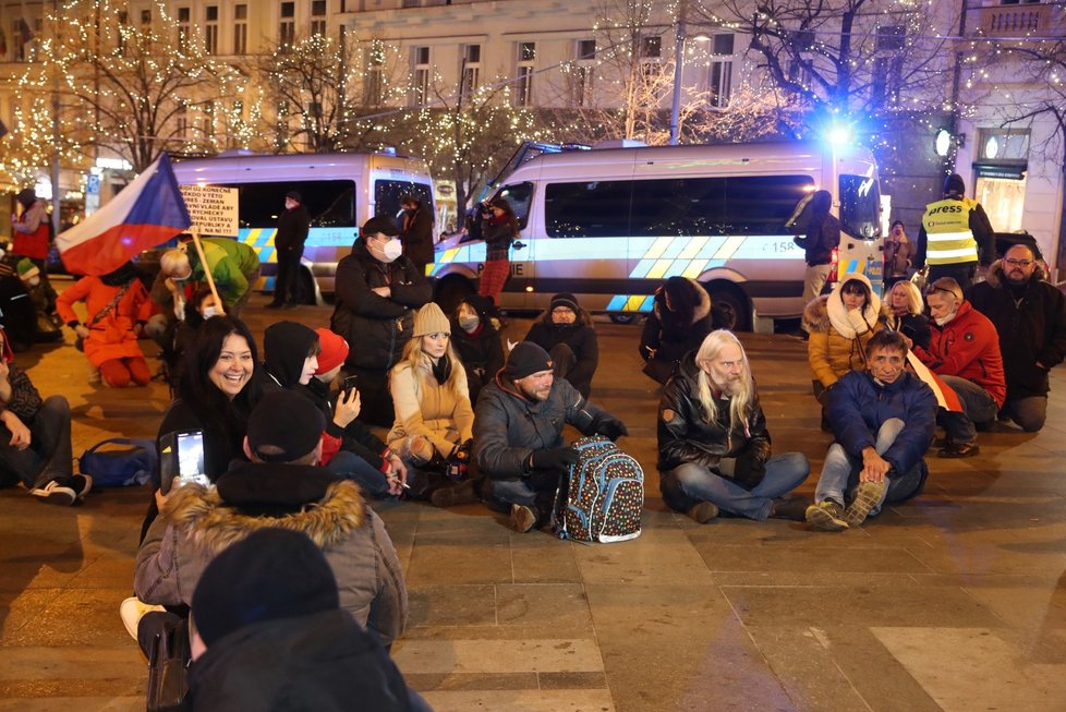 Na Václavském náměstí se kolem sedmé hodiny sešla asi osmdesátka demonstrantů proti vládním opatřením.