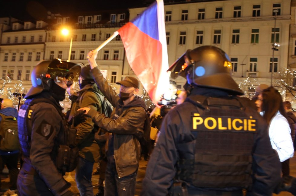 Na Václavském náměstí se kolem sedmé hodiny sešla asi osmdesátka demonstrantů proti vládním opatřením.